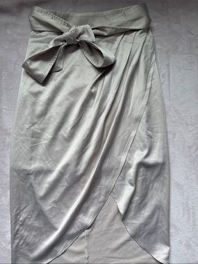 Women’s Bebe Skirt Size 2 Silk Front Tie Back Zip Middie Wrap Skirt Beigh